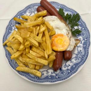 Salsicha c/ Ovo estrelado e Batata Frita